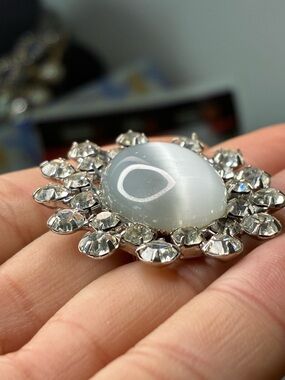 VTG 50s Icy Blue Cat's Eye Oval Brooch with Clear Rhinestone Halo Old Money EUC